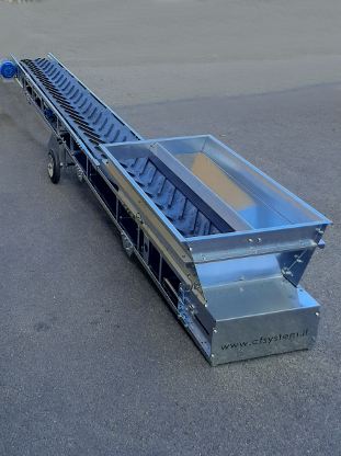 Conveyor belt for construction materials with wheel