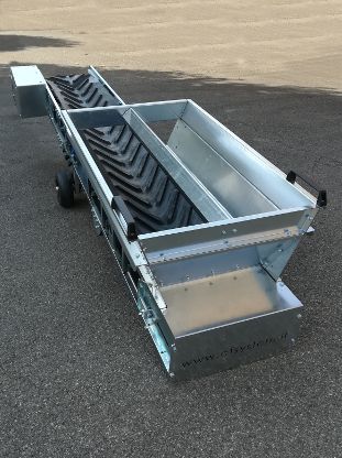 Portable conveyor with wheel